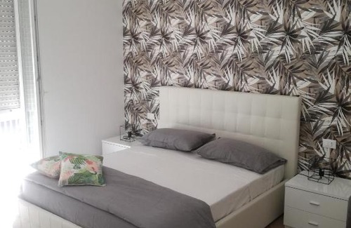 Quartiere XX Ardeatino Bed & Breakfast | Discover Appia Garden: Family-Friendly with Hot Tub & Dining