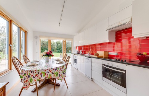 Etchinghill House | Apple Barn: Family-Friendly 2 Bedroom Getaway for 5
