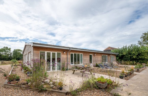 Etchinghill House | Apple Barn: Family-Friendly 2 Bedroom Getaway for 5