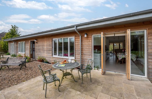 Etchinghill House | Apple Barn: Family-Friendly 2 Bedroom Getaway for 5