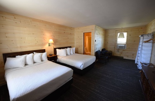 Mackinaw City Hotel | Discover Apple Blossom Boutique: Pet-Friendly Retreat
