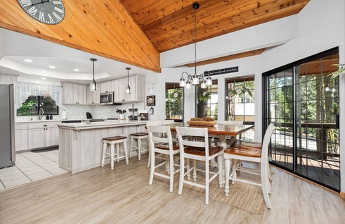 Shaver Lake Cabin | Apple Blossom Lodge-Stylish Mountain CABIN