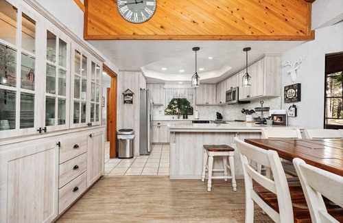Shaver Lake Cabin | Apple Blossom Lodge-Stylish Mountain CABIN