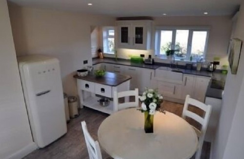 Shepton Mallet Cottage | Inviting Apple Cottage: Perfect for 4 Guests, Wheelchair Accessible
