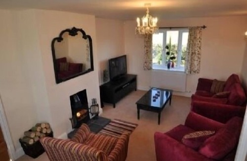 Shepton Mallet Cottage | Inviting Apple Cottage: Perfect for 4 Guests, Wheelchair Accessible