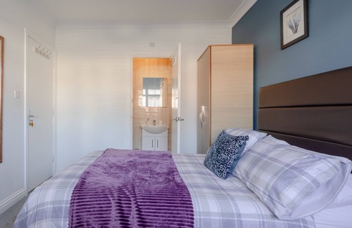 Queensbury House | Cozy Apple House Wembley: Family-Friendly with Breakfast