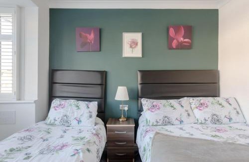 Queensbury House | Family Room at Apple House Wembley - Child Friendly Stay