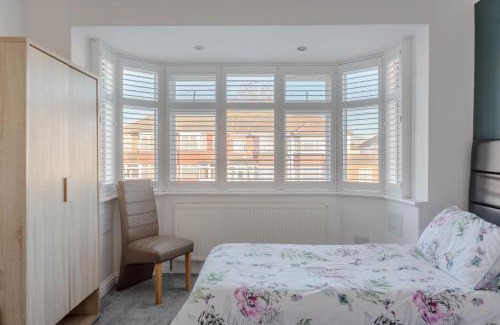 Queensbury House | Family Room at Apple House Wembley - Child Friendly Stay