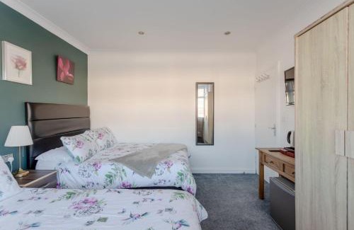 Queensbury House | Family Room at Apple House Wembley - Child Friendly Stay