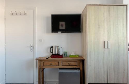 Queensbury House | Family Room at Apple House Wembley - Child Friendly Stay