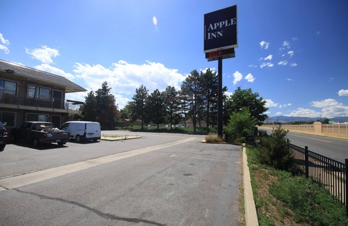 Wheat Ridge Hotel | Budget-Friendly Apple Inn and Suites with Breakfast Options