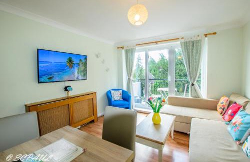 Cowley Apartment | Family-Friendly Apple Perch 2BR Flat with Free Parking