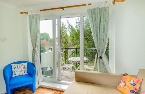 Cowley Apartment | Family-Friendly Apple Perch 2BR Flat with Free Parking