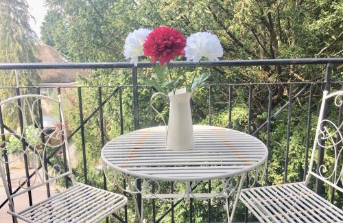 Cowley Apartment | Family-Friendly Apple Perch 2BR Flat with Free Parking