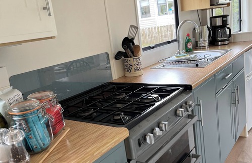 Hartland House | Apple Pippin: Cozy Shepherd’s Hut with Private Garden