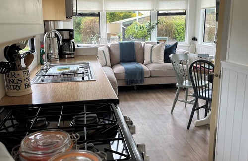 Hartland House | Apple Pippin: Cozy Shepherd’s Hut with Private Garden