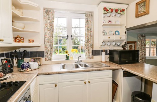 Harvington Cottage | Inviting Apple Tree Cottage: Family-Friendly Retreat in Harvington