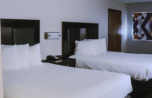 Independence Hotel | Cozy Apple Tree Inn and Suites with Pool & Breakfast