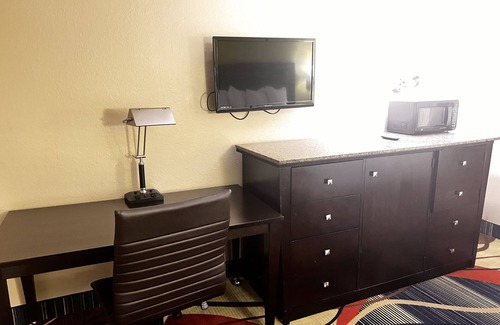 Independence Hotel | Cozy Apple Tree Inn and Suites with Pool & Breakfast