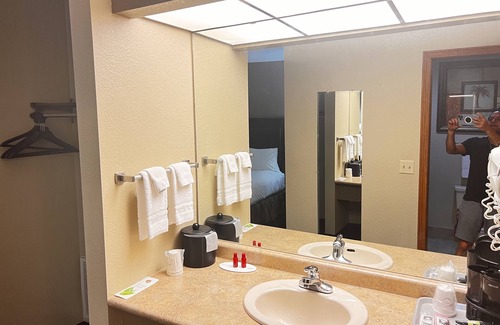 Independence Hotel | Cozy Apple Tree Inn and Suites with Pool & Breakfast