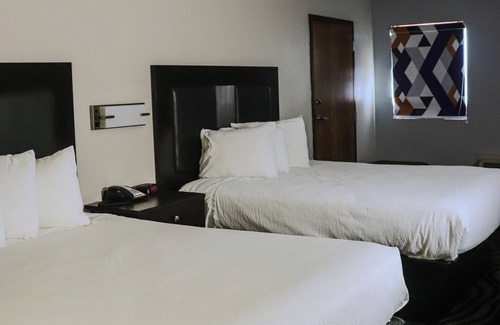 Independence Hotel | Cozy Apple Tree Inn and Suites with Pool & Breakfast