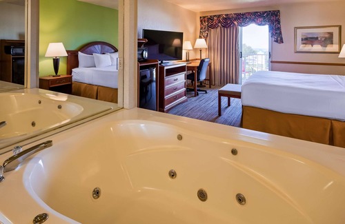 Petoskey Hotel | Discover Apple Tree Inn: Pool, Spa & Family-Friendly Stays