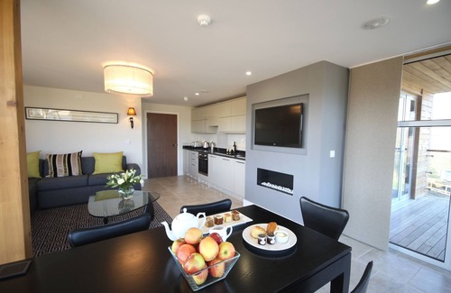 Stoke by Nayland Cabin | Apple Tree Lodges: Guest Rated 9.6 with Spa & Breakfast