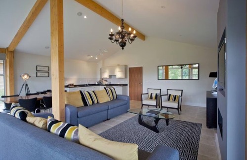 Stoke by Nayland Cabin | Apple Tree Lodges: Guest Rated 9.6 with Spa & Breakfast