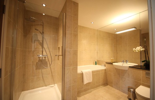 Stoke by Nayland Cabin | Apple Tree Lodges: Guest Rated 9.6 with Spa & Breakfast