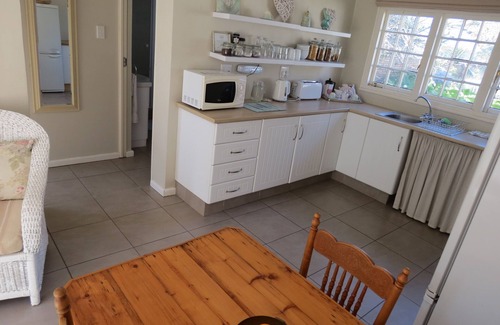 Grahamstown Hotel | Welcome to AppleBee Guest Cottages: Rated 9.8, Family-Friendly