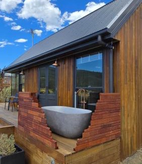 Huon Valley Villa | Appledore - Cabin in the Valley