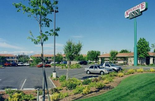 Atwater Hotel | Comfortable Applegate Inn with Pool & Family-Friendly Amenities