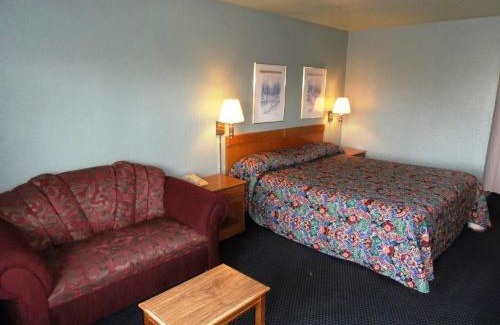 Atwater Hotel | Comfortable Applegate Inn with Pool & Family-Friendly Amenities