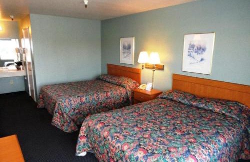 Atwater Hotel | Comfortable Applegate Inn with Pool & Family-Friendly Amenities
