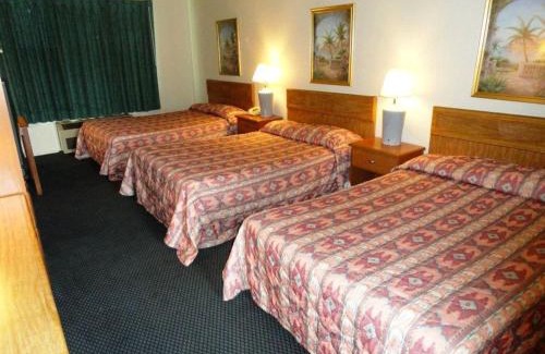Atwater Hotel | Comfortable Applegate Inn with Pool & Family-Friendly Amenities
