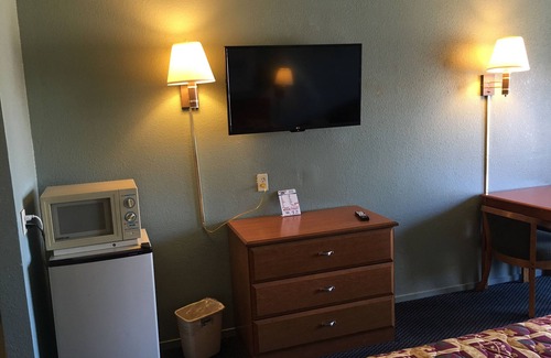 Atwater Hotel | Cozy Applegate Inn: Family-Friendly with Pool & Spa