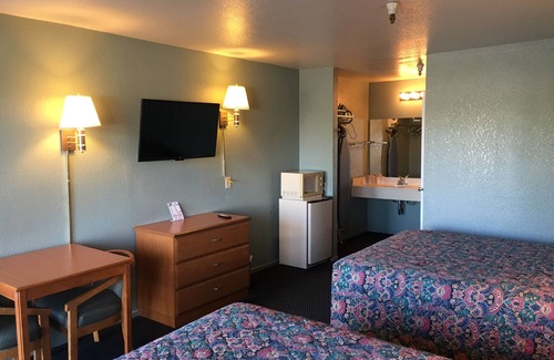 Atwater Hotel | Cozy Applegate Inn: Family-Friendly with Pool & Spa