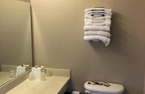 Atwater Hotel | Cozy Applegate Inn: Family-Friendly with Pool & Spa