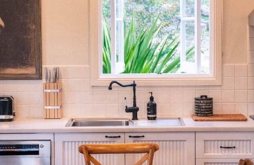 Wollombi Cottage | Experience Applegums Cottage: Pet-Friendly with Breakfast!