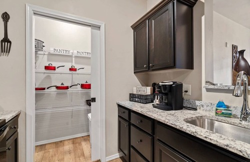 Appleton Apartment | Inviting Appleton Oasis: Pet-Friendly with Spa & Kitchen