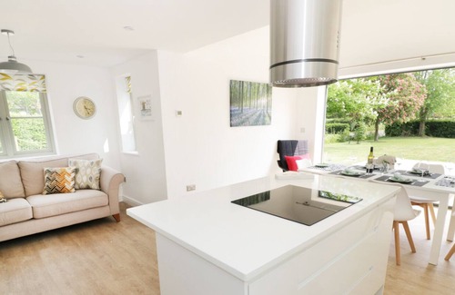 Pershore Cottage | APPLETREE COTTAGE, family friendly, with a garden in Pershore