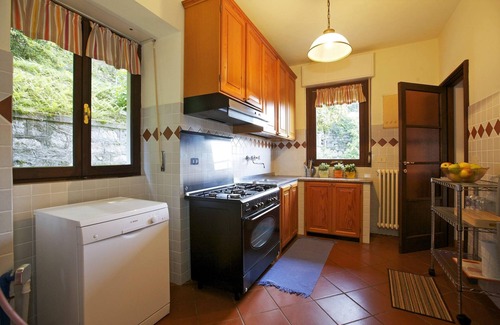 Carciano Villa | Spacious 6-Room House with Panoramic Lake Views