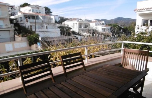 Llanca Apartment | Ideal Family Retreat with Pool Near Beach and Shops