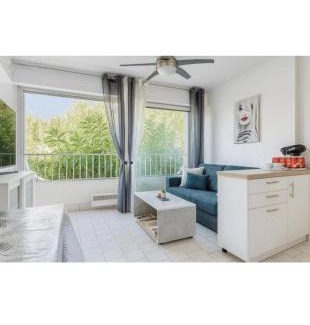 Le Couchant Apartment | Ideal Oceanfront Apartment with Pool, 300m from the Beach