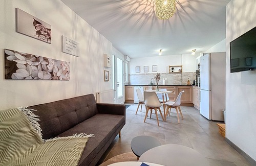 Quartier Saint-Clement - Jardin des Plantes Apartment | Convenient Appt Neuf Jardin with Free Parking near Metro