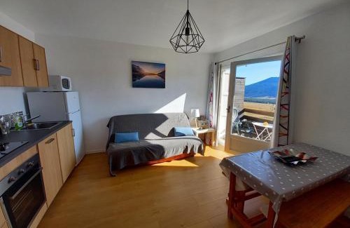 Les Angles Apartment | Inviting Appt T2 & Cabine with Scenic Views and WIFI