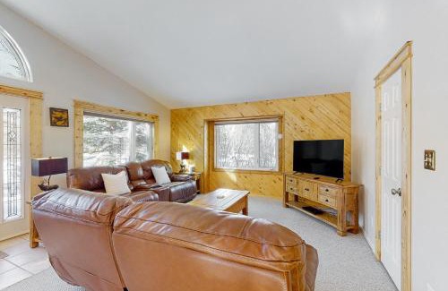 South Fork House | Relax at Après at Apache: Pet-Friendly with Hot Tub Access