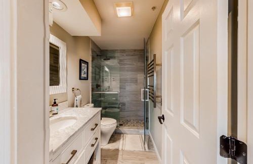 Sunday River Area Apartment | Après Chalet: Pet-Friendly Retreat with Pool and Hot Tub