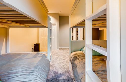 Sunday River Area Apartment | Après Chalet: Pet-Friendly Retreat with Pool and Hot Tub