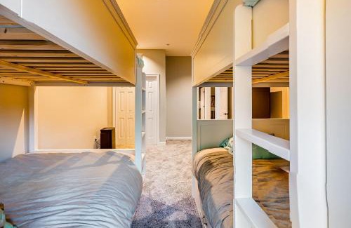 Sunday River Area Apartment | Après Chalet: Pet-Friendly Retreat with Pool and Hot Tub